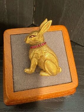 MMA metropolitan museum of Art bunny rabbit brooch pin red rhinestone 1.5”